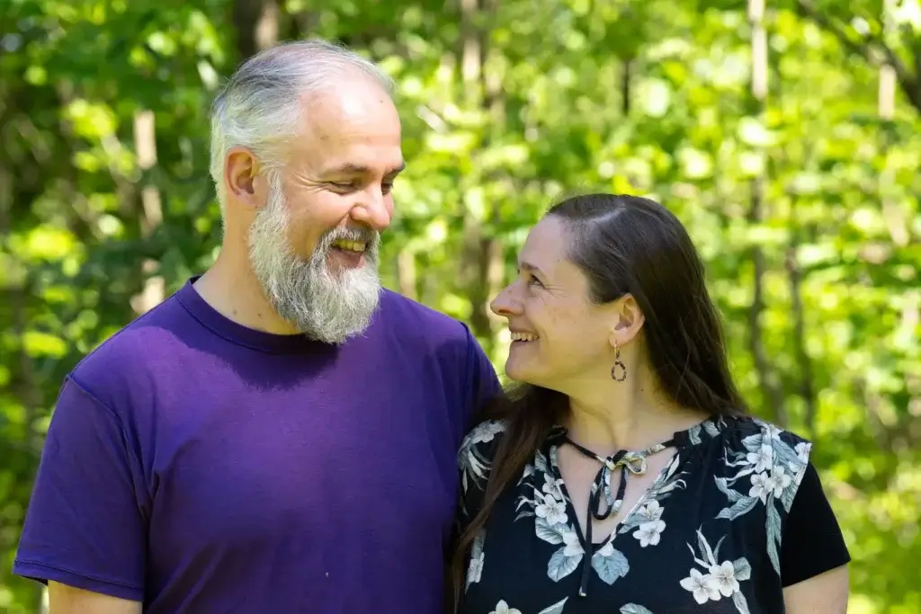 Tamara und Elmar schauen sich in die Augen