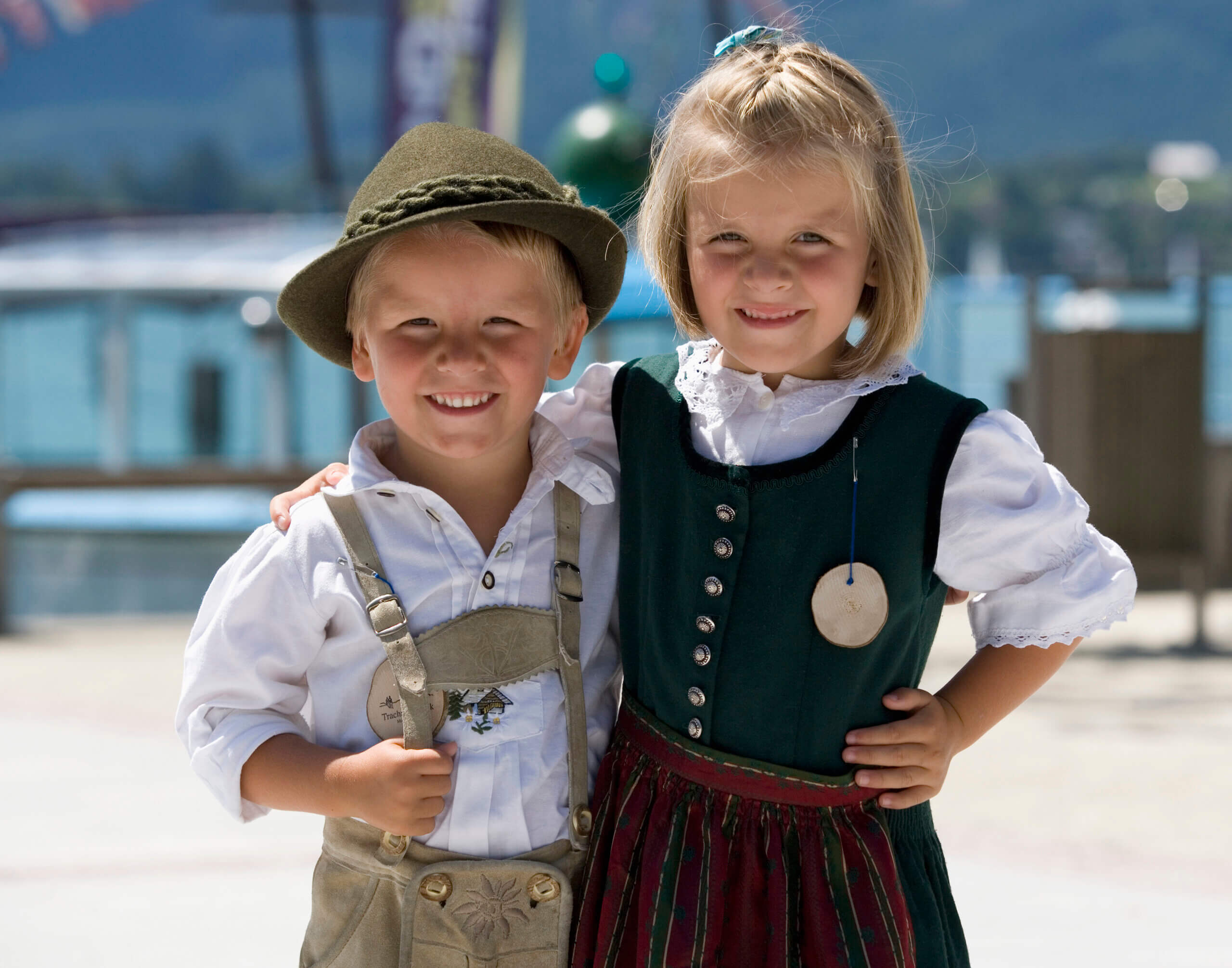 Zwei Kinder in Trachten