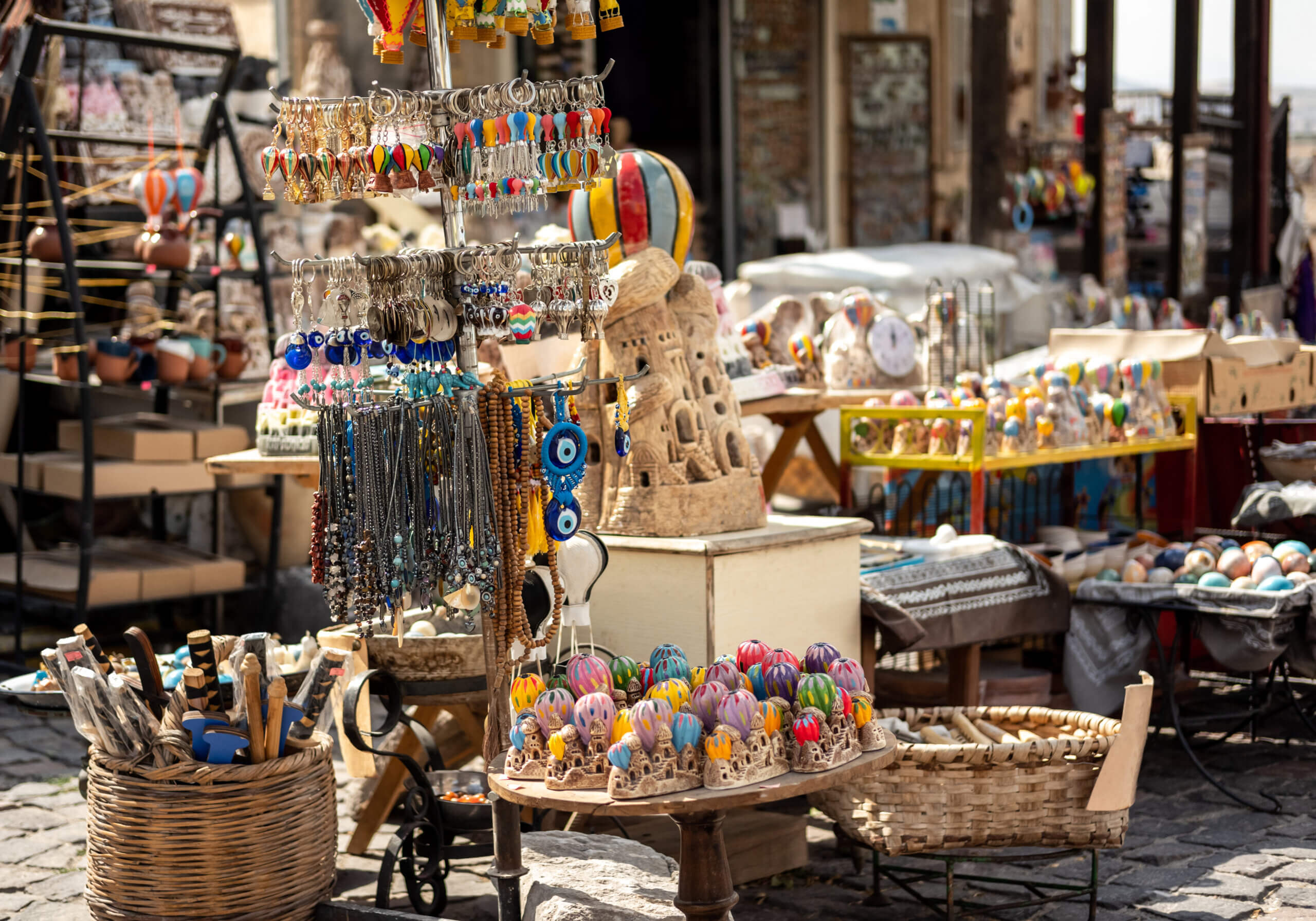 Auf einem Handwerkermarkt werden Schnitzereien und Schmuck aus Holz gezeigt.