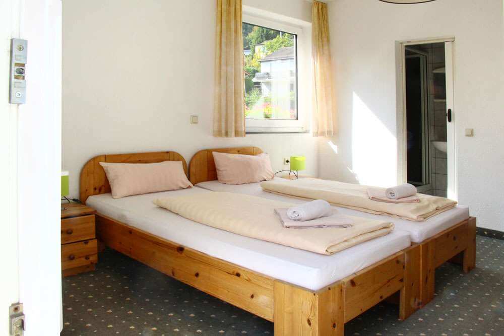 Großes Doppelbett im Doppelzimmer